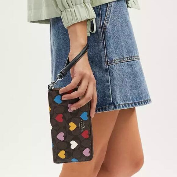 ๐HP๐ NWT Coach Long Zip Around Heart Print Wallet - Picture 4 of 6